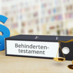 Symbole für Justiz und Behindertentestament